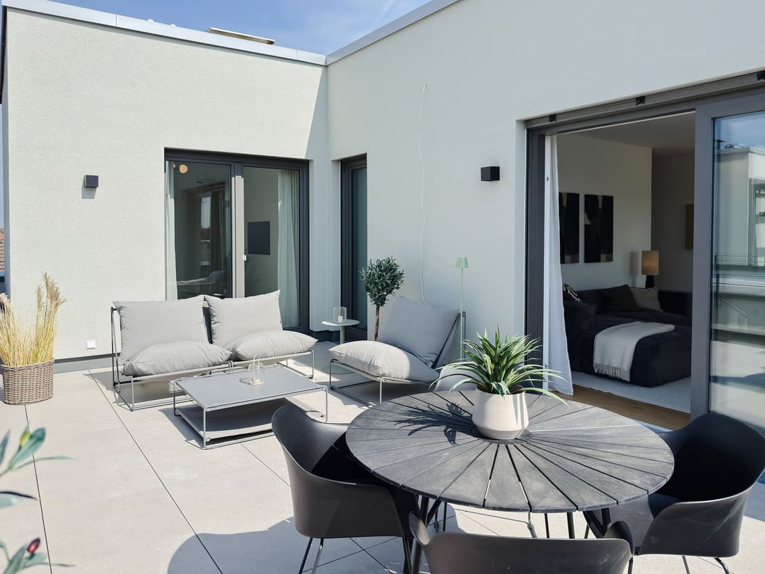 Großzügige möblierte Dachterrasse einer exklusiven Penthouse-Musterwohnung in Eppelheim nach professionellem Home Staging durch Anja Krohnen Home Staging.