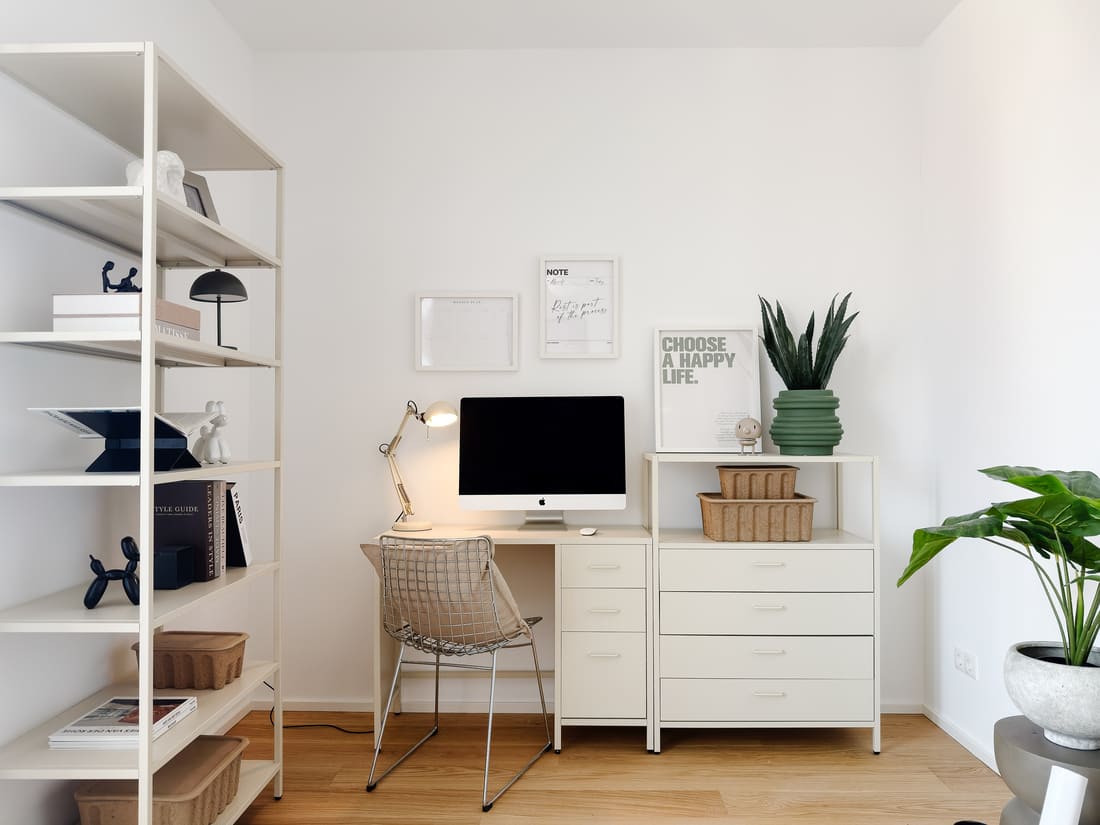 Modern eingerichtetes Büro und Gästezimmer einer exklusiven Penthouse-Musterwohnung in Eppelheim nach professionellem Home Staging durch Anja Krohnen Home Staging.