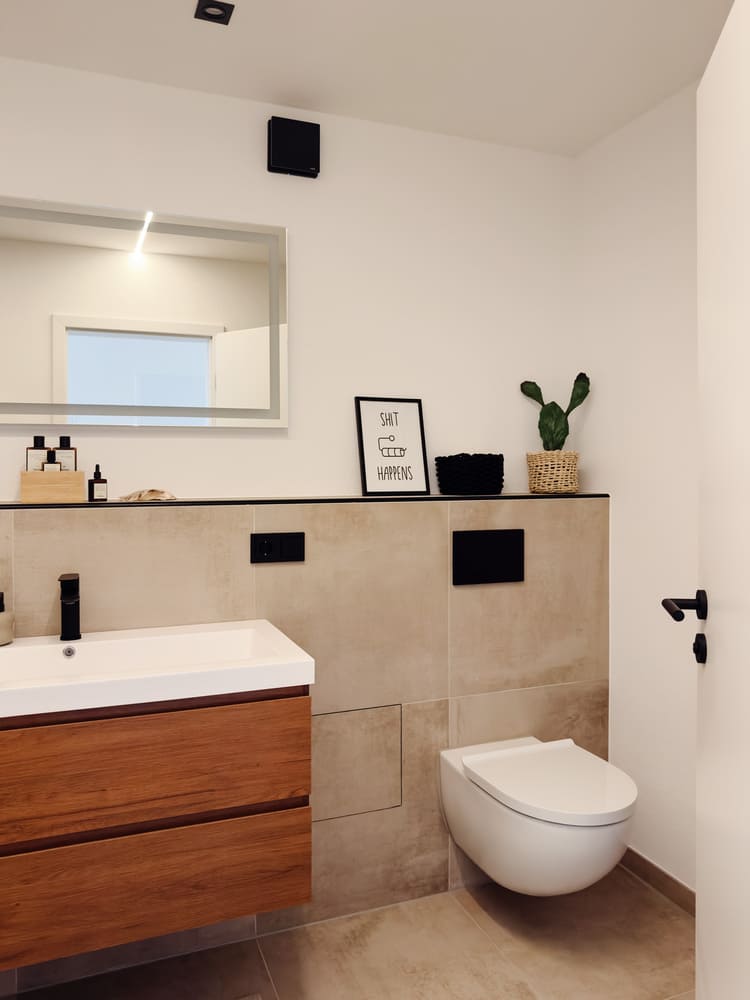 Badezimmer-Impression einer renovierten Fix-&-Flip-Wohnung in Kleinostheim mit stilvollen Details nach Home Staging durch Anja Krohnen Home Staging.