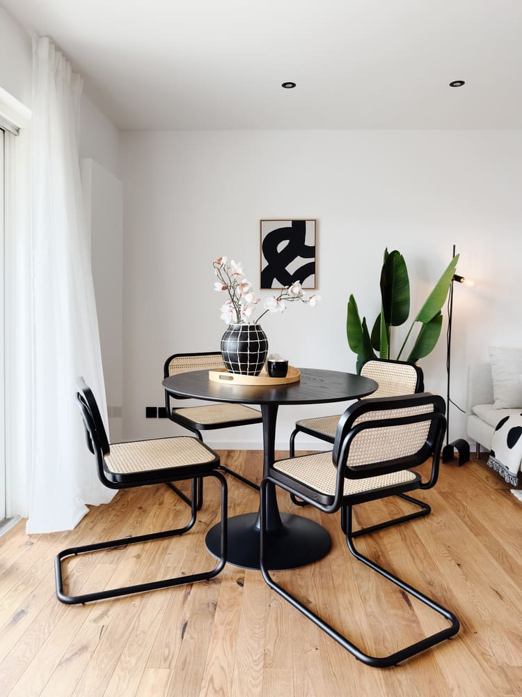 Esszimmer-Impression einer renovierten Fix-&-Flip-Wohnung in Kleinostheim nach professionellem Home Staging durch Anja Krohnen Home Staging.