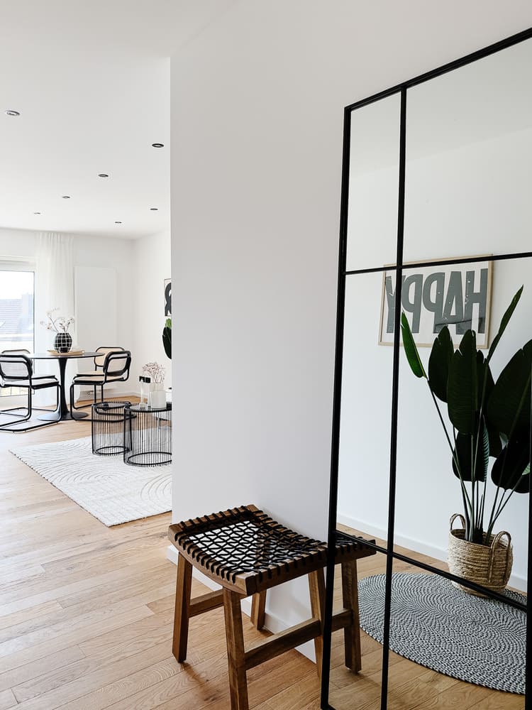 Stilvoll gestalteter Flur mit Spiegel in einer renovierten Fix-&-Flip-Wohnung in Kleinostheim nach professionellem Home Staging durch Anja Krohnen Home Staging.