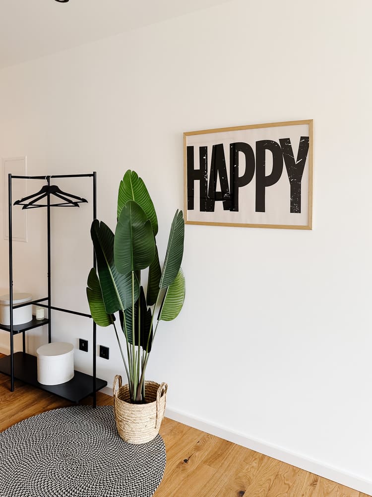 Stilvoll gestalteter Flur einer renovierten Fix-&-Flip-Wohnung in Kleinostheim nach professionellem Home Staging durch Anja Krohnen Home Staging.
