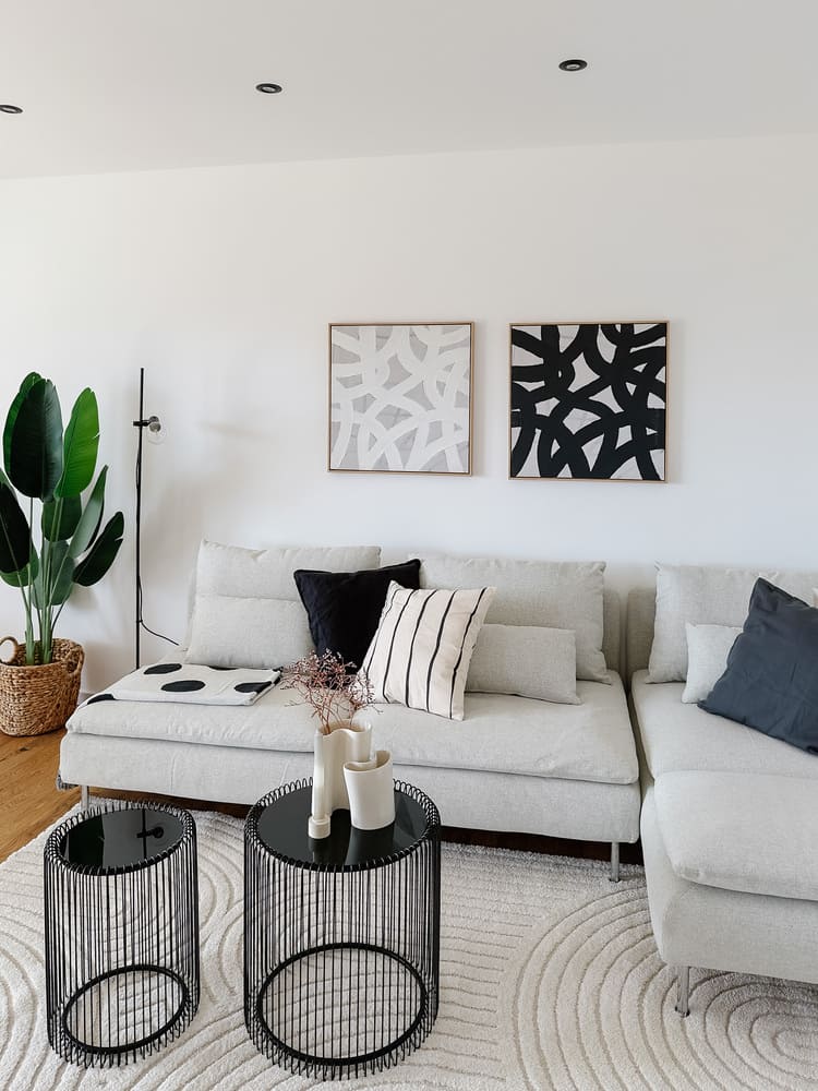 Wohnzimmer-Impression mit modernem Sofa in einer renovierten Fix-&-Flip-Wohnung in Kleinostheim nach Home Staging durch Anja Krohnen Home Staging.
