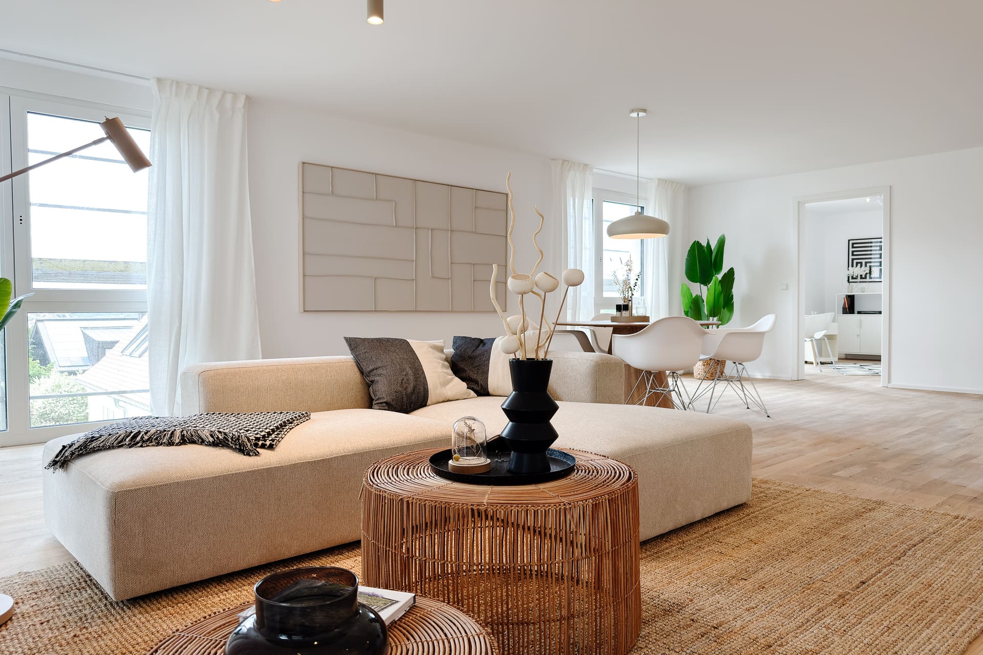 Stilvoll eingerichtetes Wohnzimmer einer 4-Zimmer-Musterwohnung eines Bauträgers in Marbach nach professionellem Home Staging durch Anja Krohnen Home Staging.