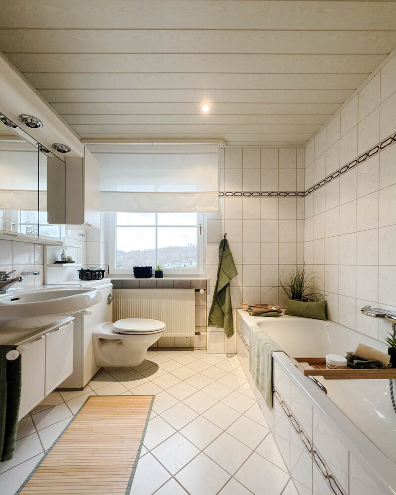 Stilvoll inszeniertes Badezimmer einer Erbimmobilie in Sailauf bei Aschaffenburg nach professionellem Home Staging mit harmonischen Wohnaccessoires