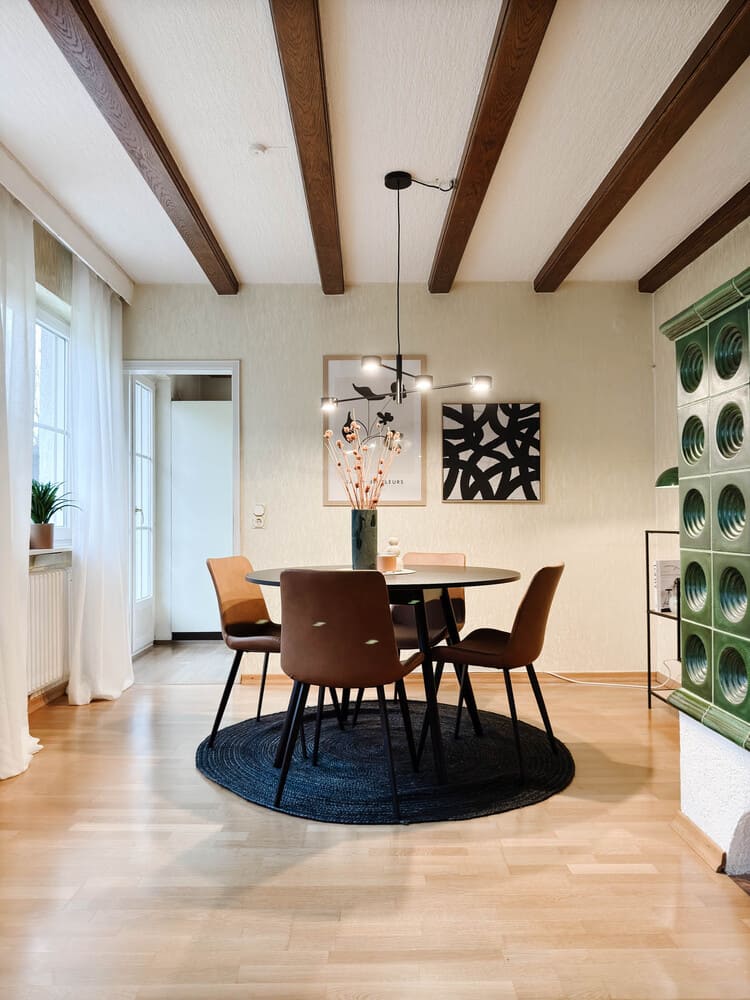 Detailaufnahme des modern inszenierten Esszimmers einer Erbimmobilie in Sailauf bei Aschaffenburg mit harmonischen grünen Akzenten nach dem Home Staging