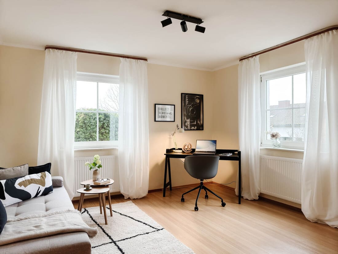 Als Home Office und Gästezimmer eingerichteter Raum einer Erbimmobilie in Sailauf bei Aschaffenburg nach professionellem Home Staging von Anja Krohnen Home Staging, Alzenau
