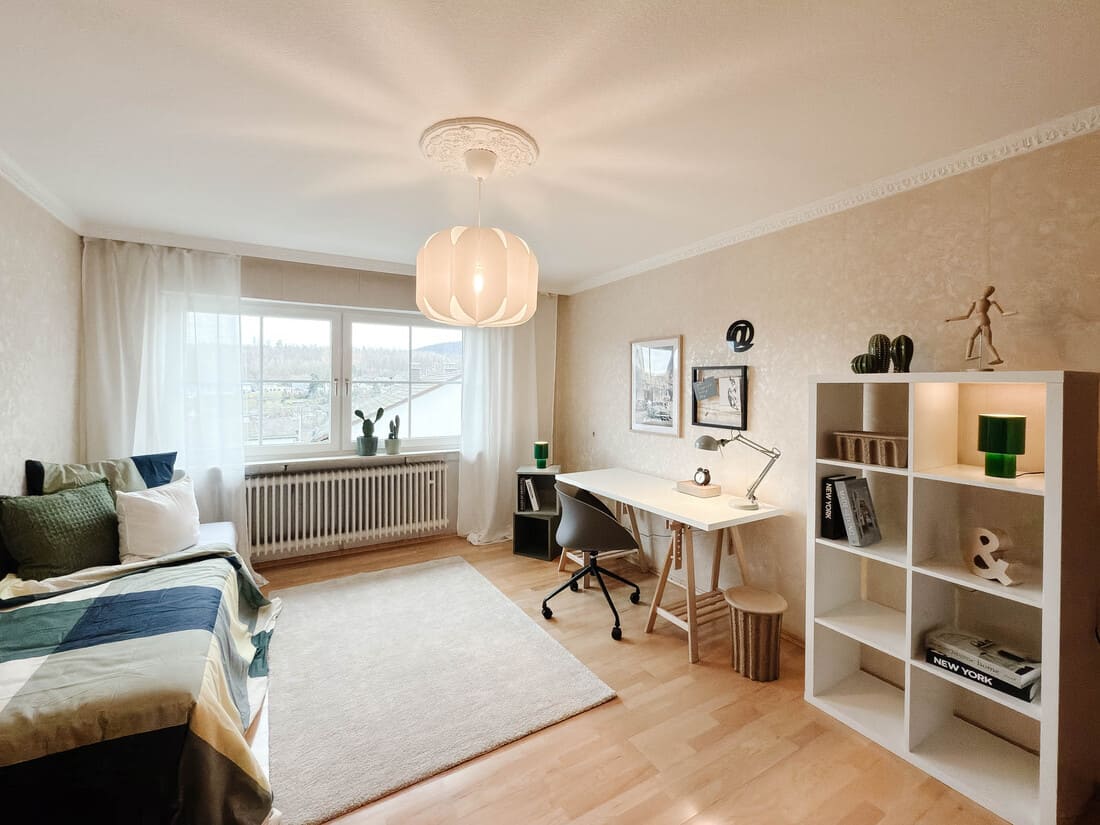 Modern eingerichtetes Jugendzimmer einer Erbimmobilie in Sailauf bei Aschaffenburg mit grünen Akzenten nach professionellem Home Staging