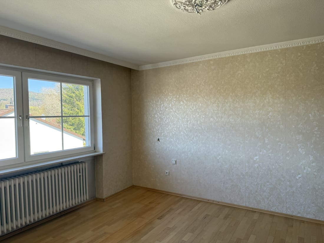 Leeres Jugendzimmer einer Erbimmobilie in Sailauf bei Aschaffenburg vor dem Home Staging