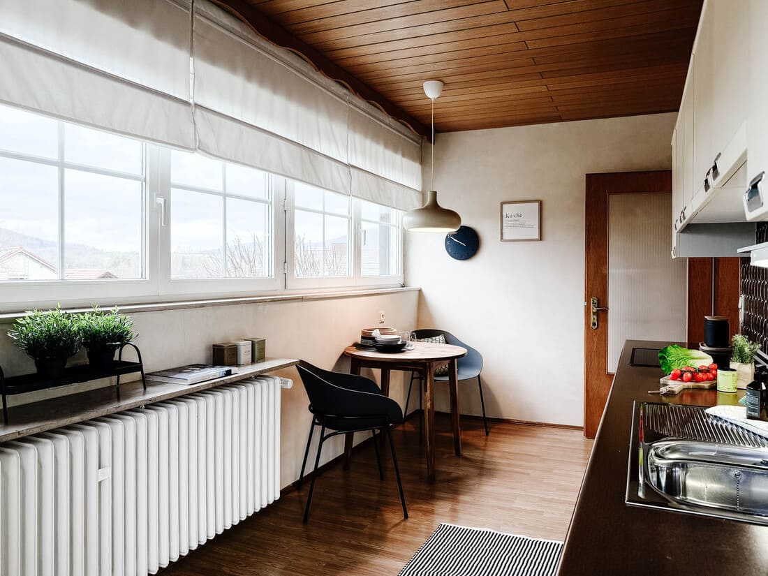 Einbauküche einer Erbimmobilie in Sailauf bei Aschaffenburg nach professionellem Home Staging mit stilvollen grünen Akzenten
