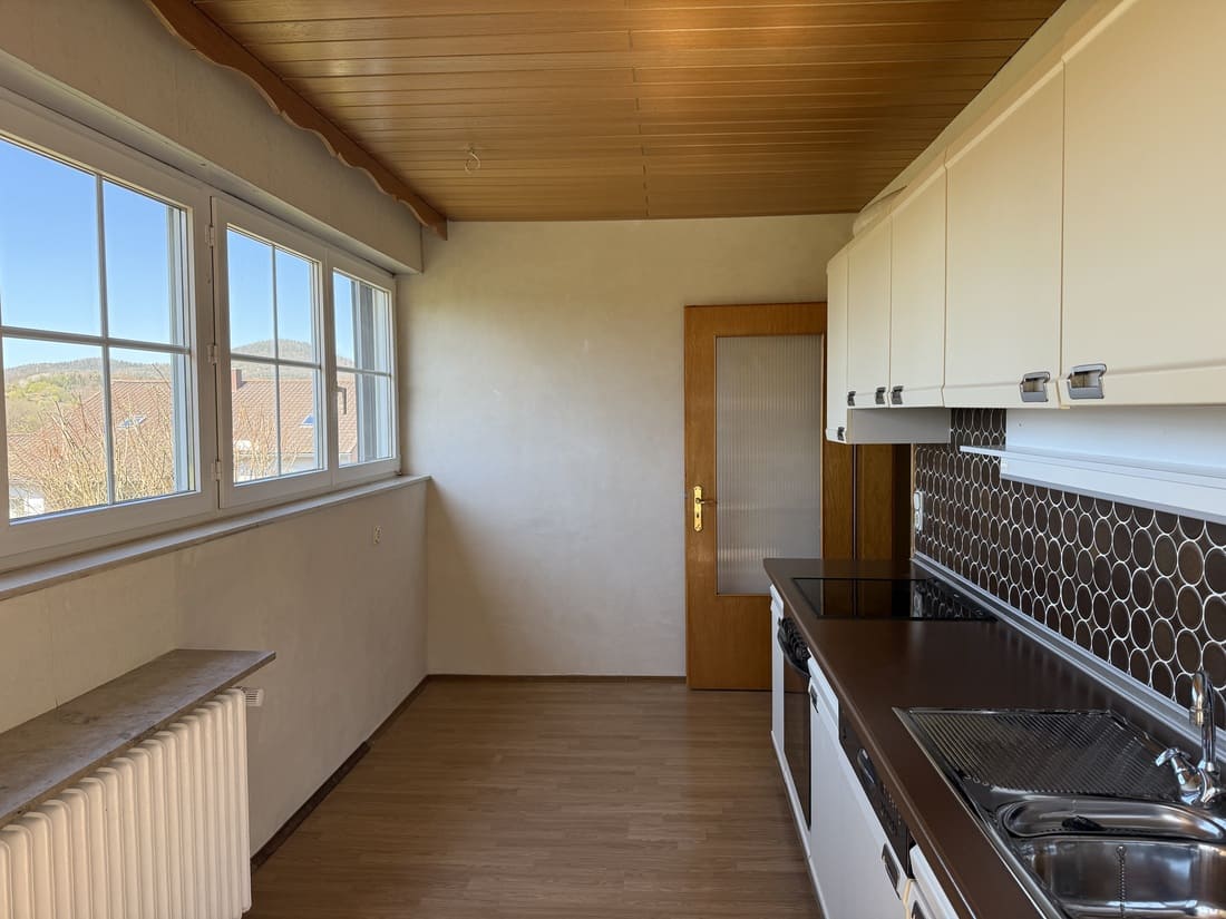 Vorher: Küche der Erbimmobilie in Sailauf mit vorhandener Einbauküche vor dem professionellen Home Staging