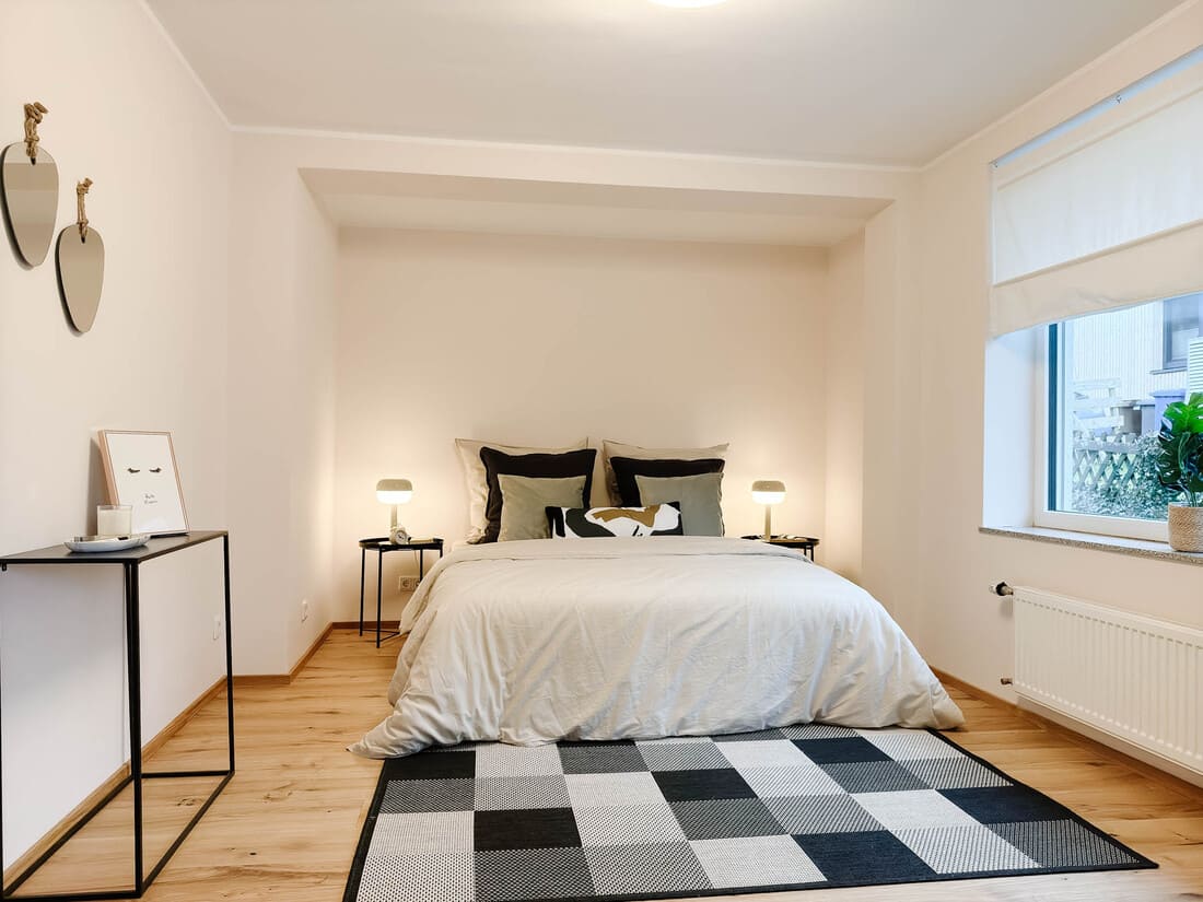 Schlafzimmer einer Erbimmobilie in Sailauf bei Aschaffenburg nach dem Home Staging mit moderner und wohnlicher Einrichtung