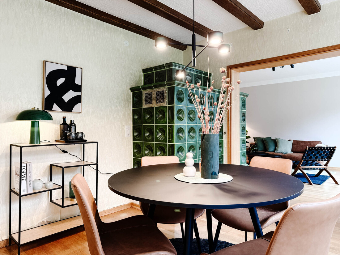 Vorher-Nachher-Vergleich eines Wohnzimmers: Renovierung und Home Staging für eine moderne und wohnliche Atmosphäre.