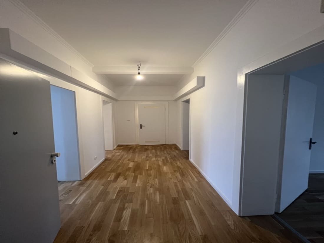 Altbau Wiesbaden Flur ohne Staging.