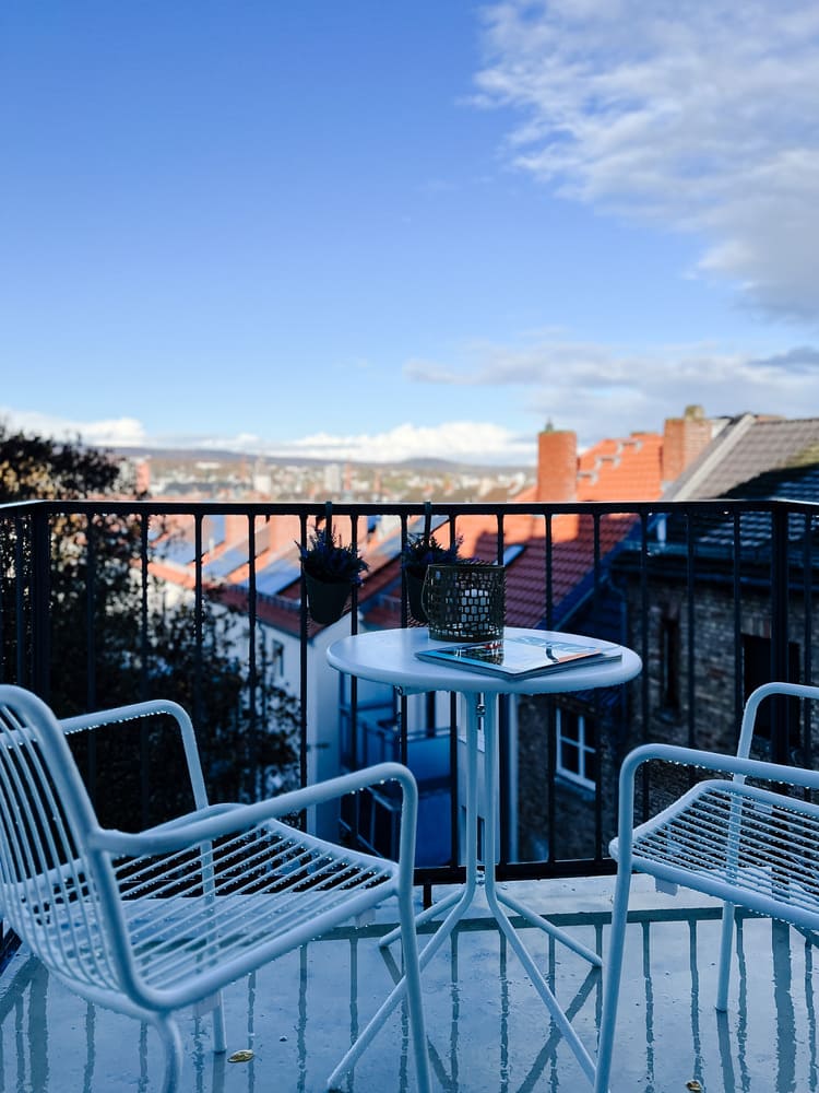 Staging Balkon. Wiesbaden Altbau. Anja Krohnen Home Staging.