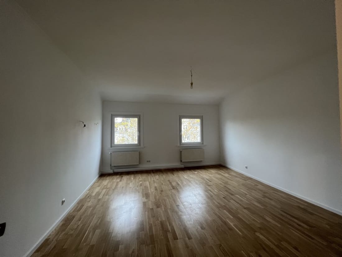 Wiesbaden Altbau Wohnzimmer. Ohne Home Staging. Anja Krohnen Home Staging.