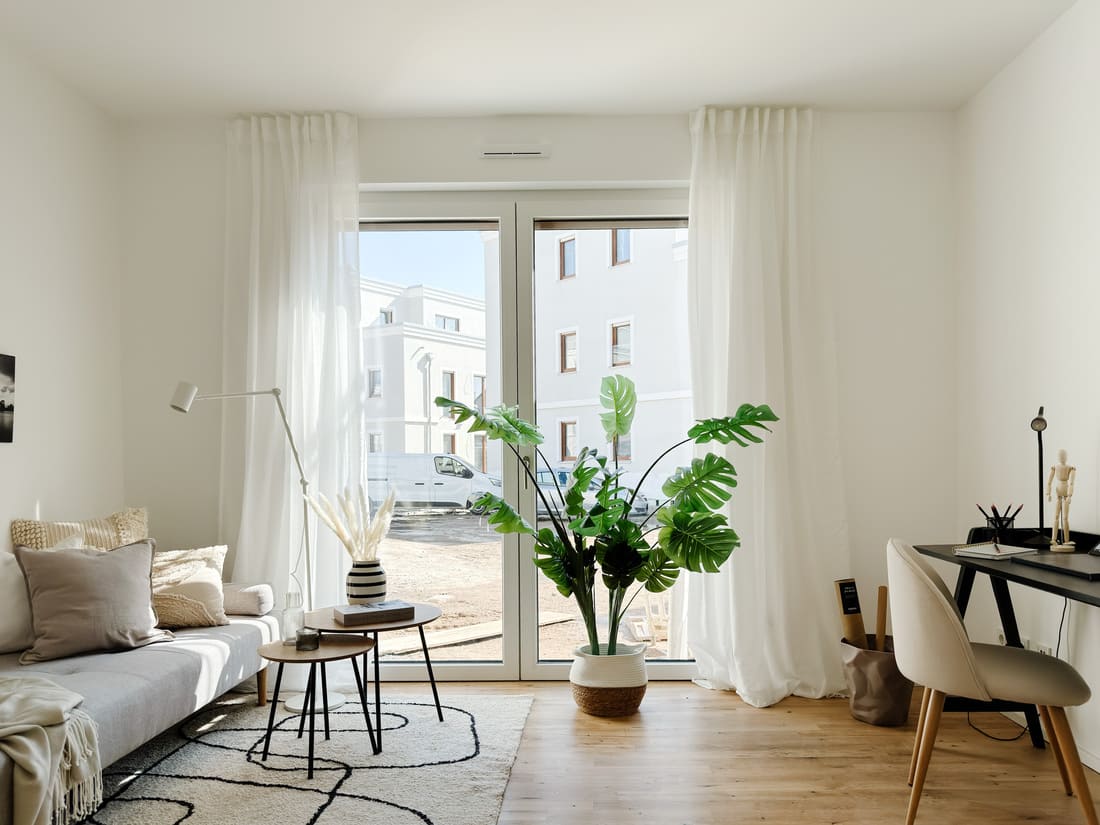 Gestagtes Home Office und Gästezimmer in der Musterwohnung Rosenhöhe Offenbach mit moderner und vielseitiger Raumgestaltung