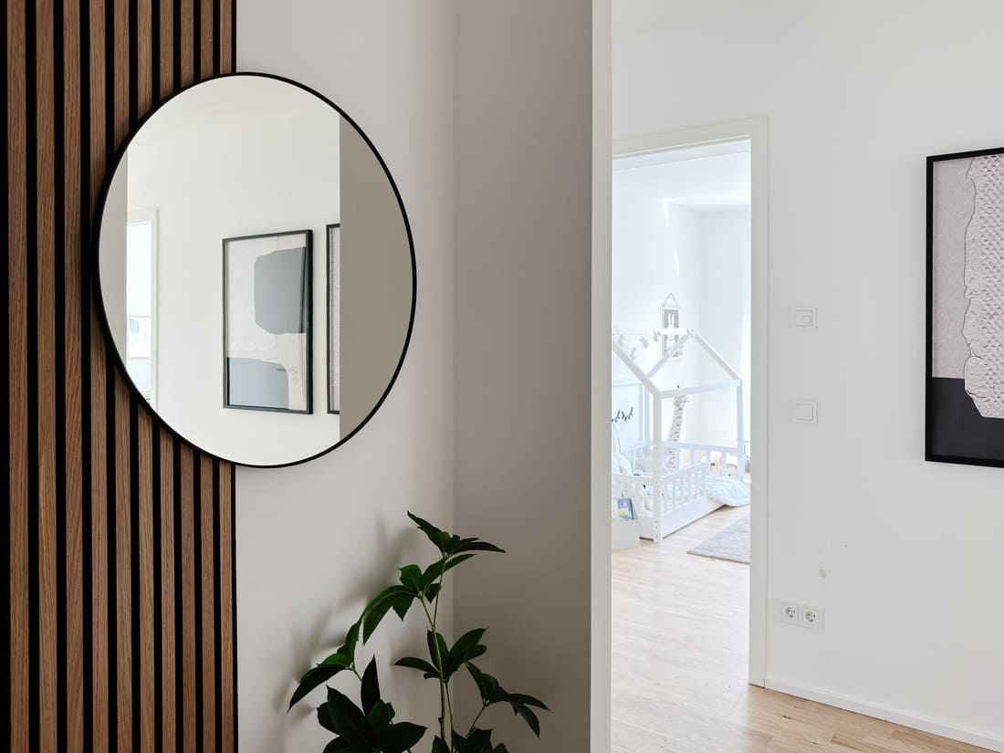 Gestagter Eingangsbereich und Flur in der Musterwohnung Rosenhöhe Offenbach mit heller und einladender Gestaltung