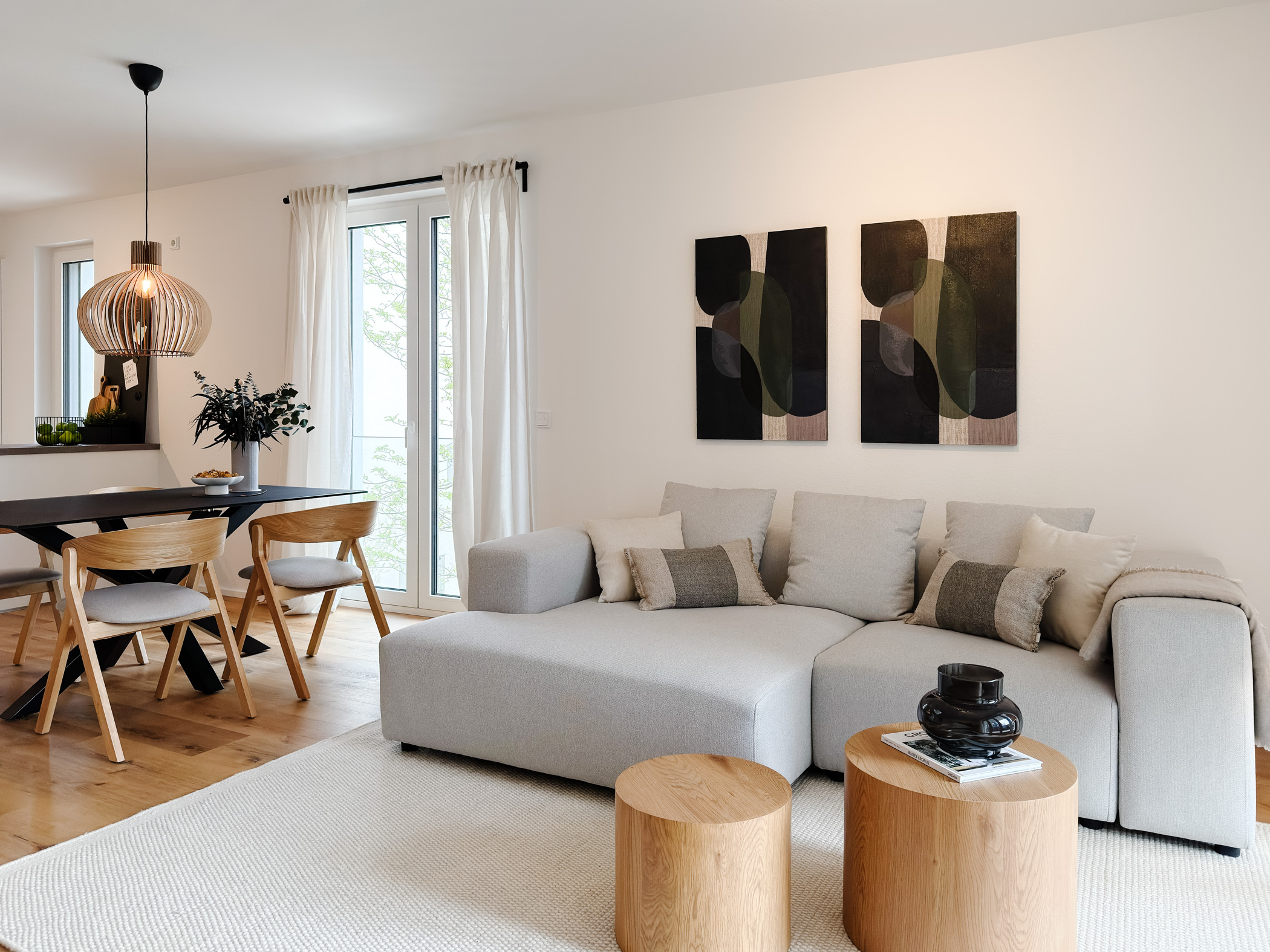 Gestagter Wohnbereich in der Musterwohnung Grüne Mitte Brühl mit moderner Einrichtung und wohnlicher Atmosphäre