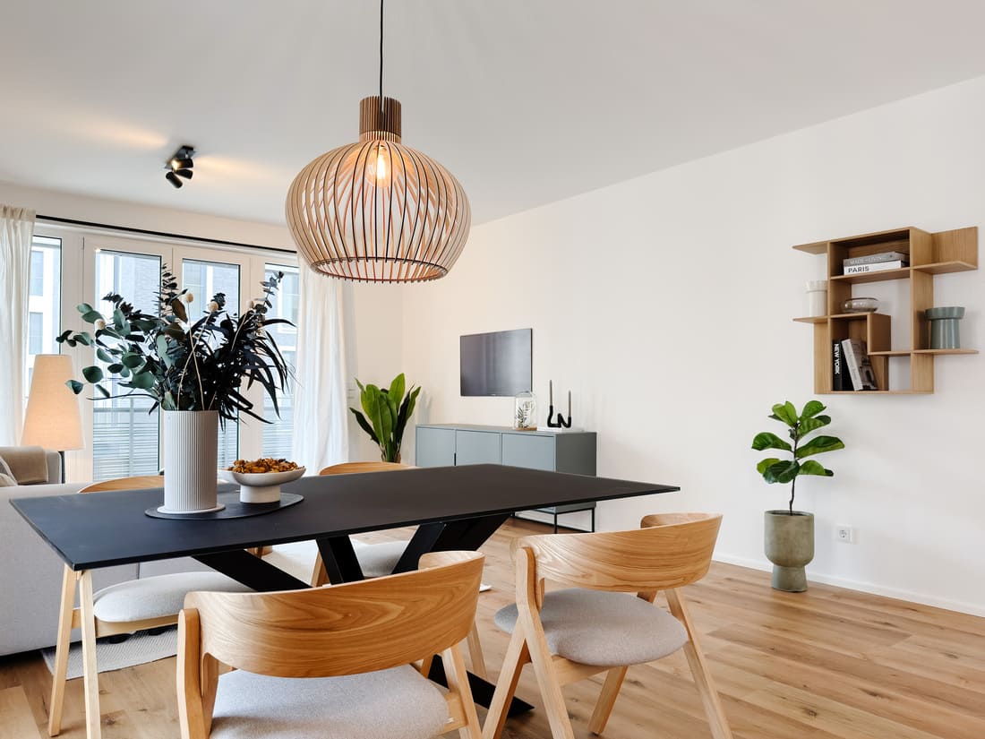 Stilvoll gestalteter Wohnbereich nach Home Staging in der Musterwohnung Grüne Mitte Brühl