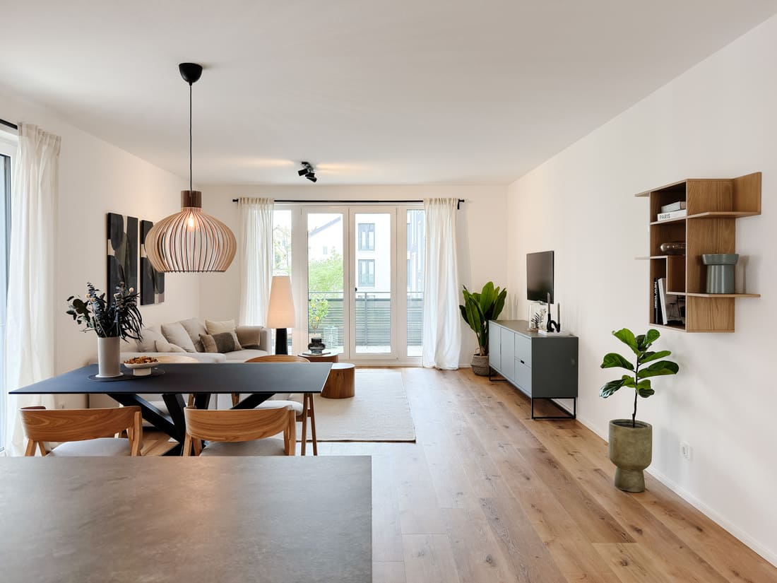 Modern eingerichteter Wohn- und Essbereich einer 3-Zimmer-Musterwohnung eines Bauträgers in Brühl bei Mannheim nach professionellem Home Staging durch Anja Krohnen Home Staging.