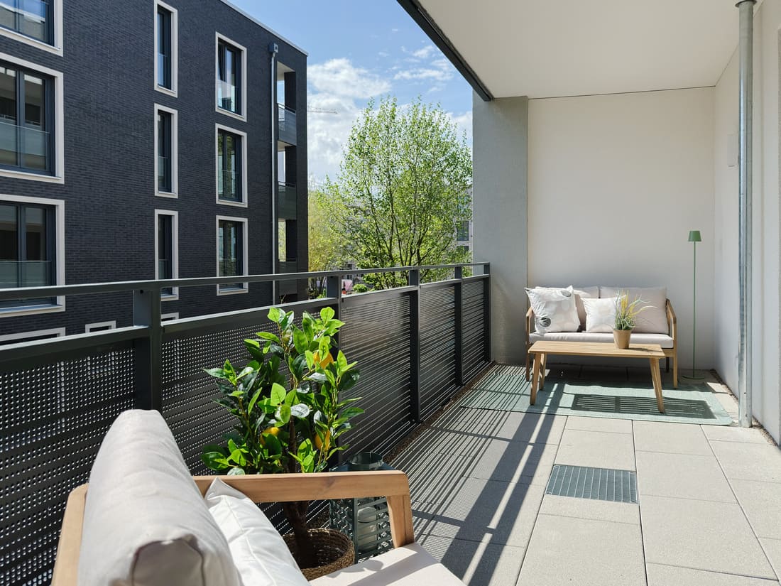 Stilvoll möblierter Balkon einer 3-Zimmer-Musterwohnung eines Bauträgers in Brühl bei Mannheim nach professionellem Home Staging durch Anja Krohnen Home Staging.