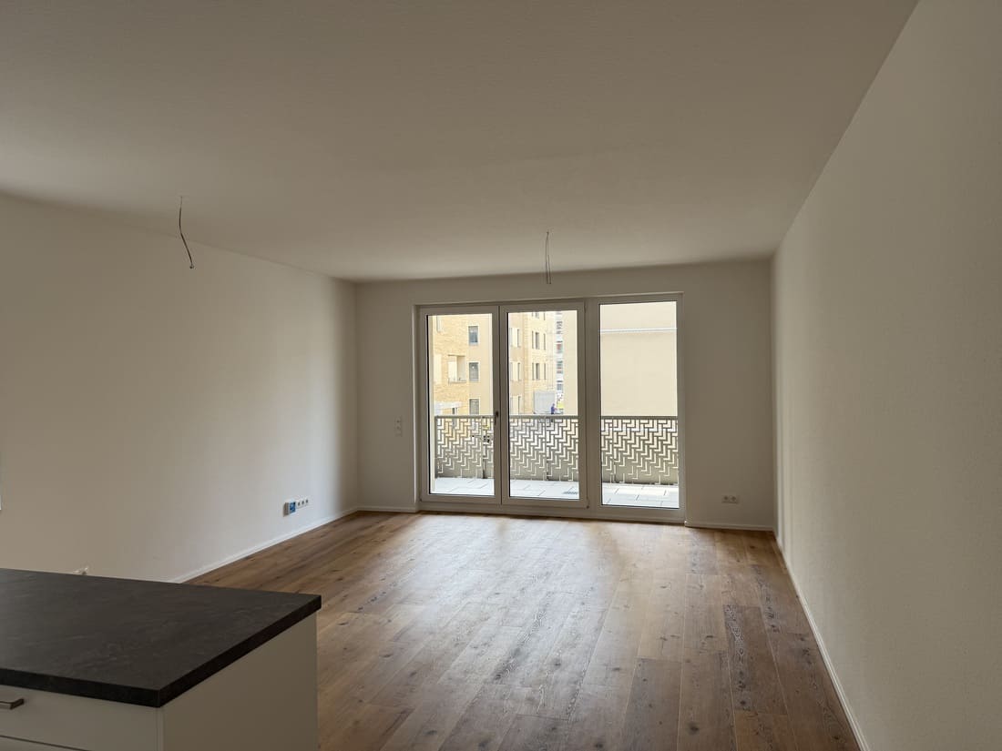 Musterwohnung Heidelberg_Vorher Nachher4 Leeres Wohn- und Esszimmer mit Blick auf den Balkon vor dem Home Staging in Heidelberg