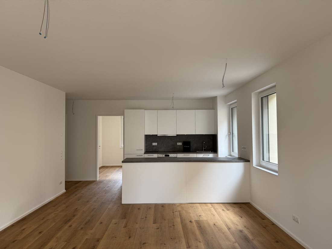 Musterwohnung Heidelberg_Vorher Nachher5 Leere Einbauküche von KB Küche Bad Frankfurt vor dem Home Staging in Heidelberg