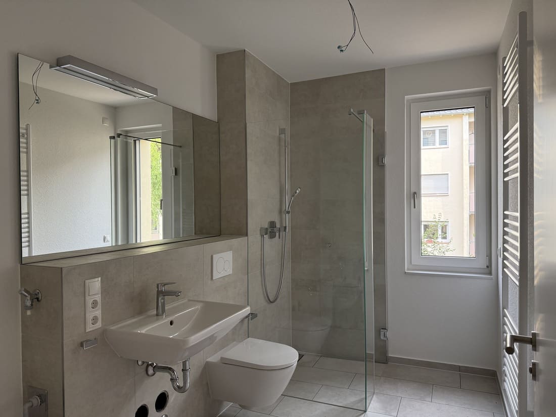 Musterwohnung Heidelberg_VorherNachher12 Leeres Tageslichtbad vor dem Home Staging in Heidelberg