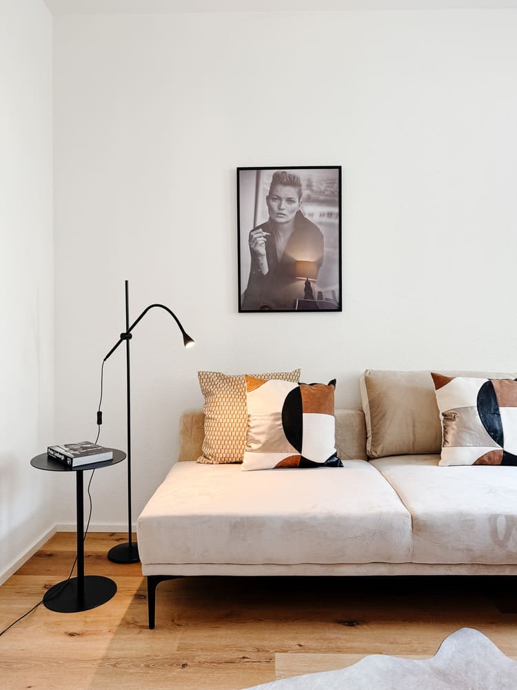 Musterwohnung Heidelberg_VorherNachher17 Detailaufnahme Sofa im Gästezimmer nach Home Staging in Heidelberg