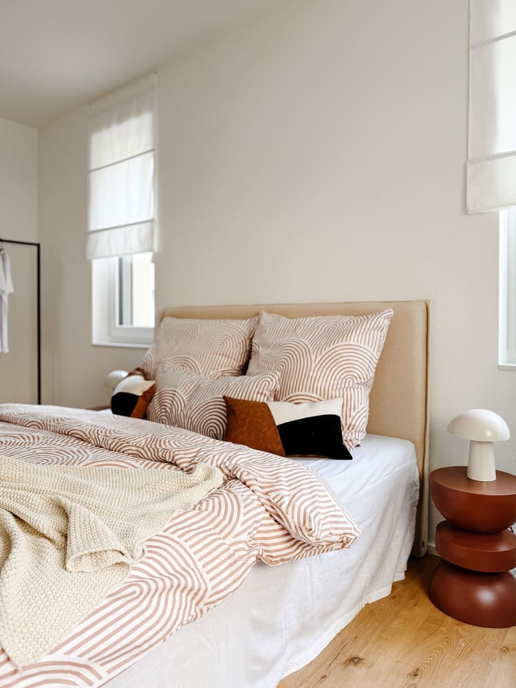 Musterwohnung Heidelberg_VorherNachher19 Detailaufnahme Bett im Schlafzimmer nach Home Staging in Heidelberg