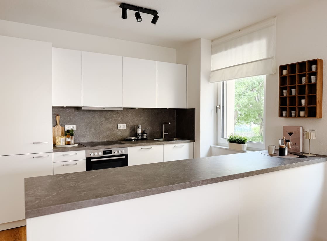 Musterwohnung Heidelberg_VorherNachher6 Leere Einbauküche von KB Küche Bad Frankfurt vor dem Home Staging in Heidelberg