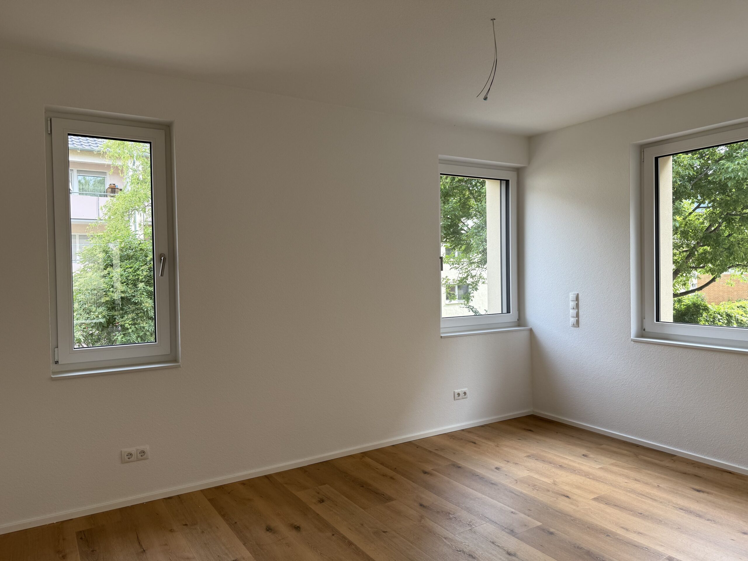 Musterwohnung Heidelberg_VorherNachher8 Leeres Schlafzimmer mit vielen Fenstern vor dem Home Staging in Heidelberg
