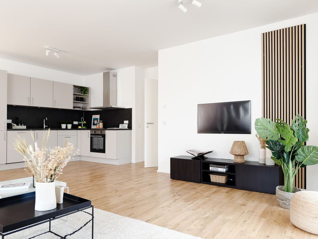 Wohnbereich mit offener Küche nach Home Staging in einer Musterwohnung in Offenbach