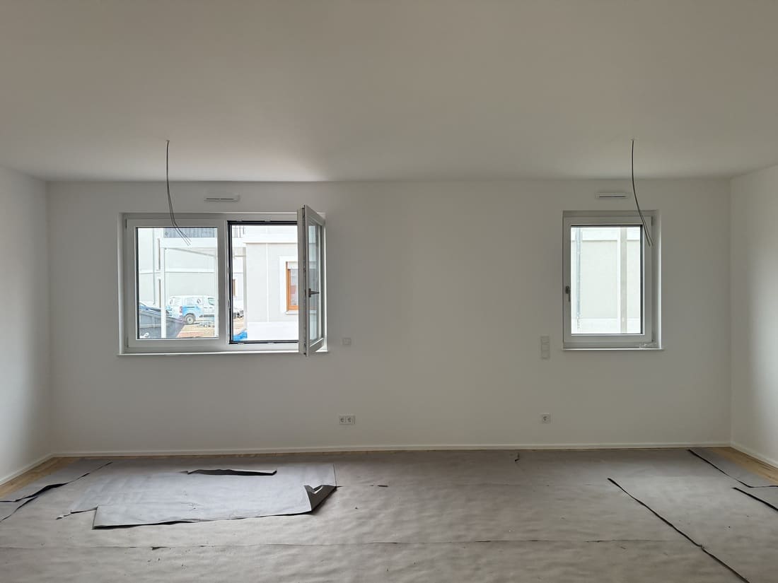 Leerer Wohn- und Essbereich in einer Musterwohnung in Offenbach vor dem Home Staging