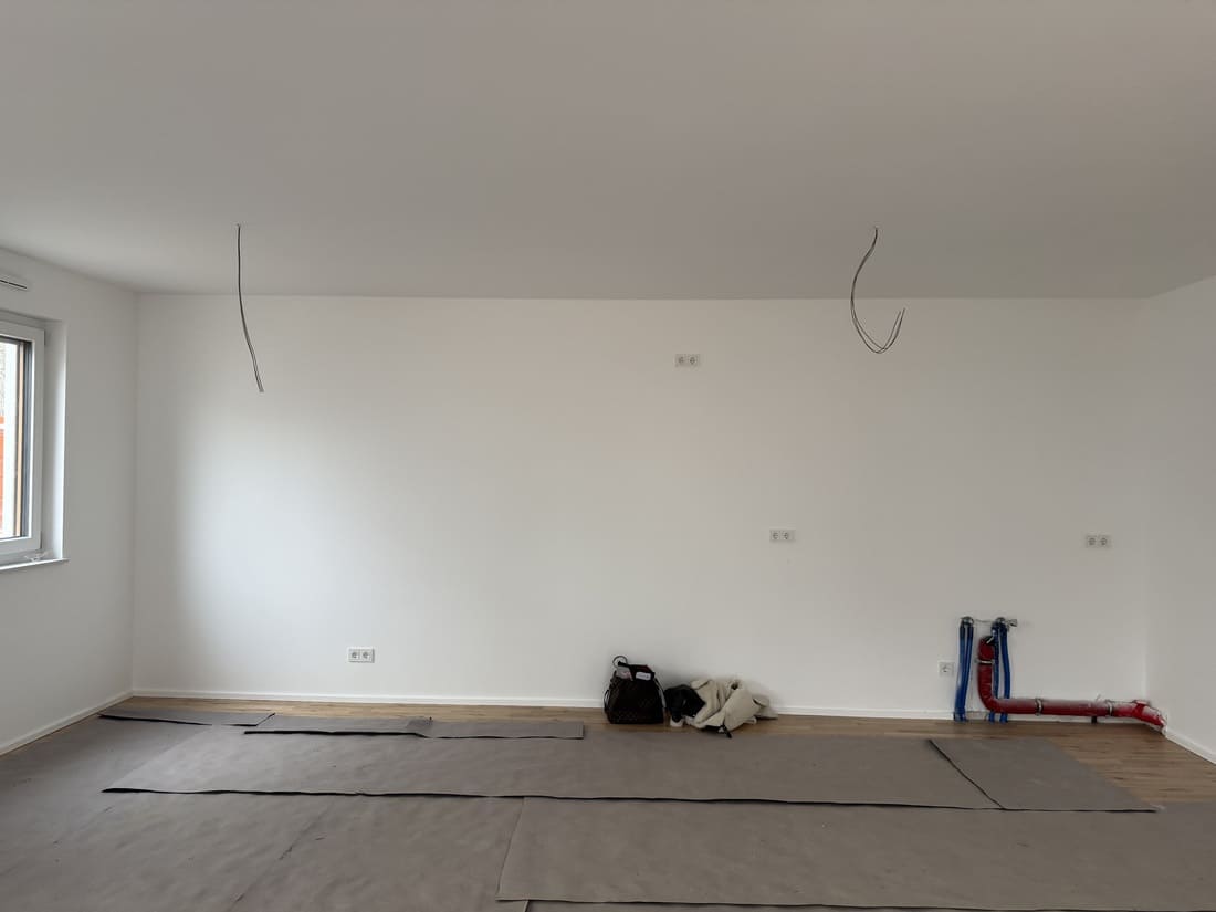 Leerer Wohnbereich mit offener Küche in einer Musterwohnung in Offenbach vor dem Home Staging