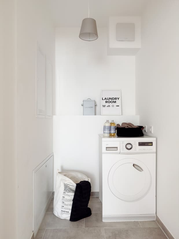 Moderne, schwarze Küche als Cubiqz-Inszenierung nach Home Staging