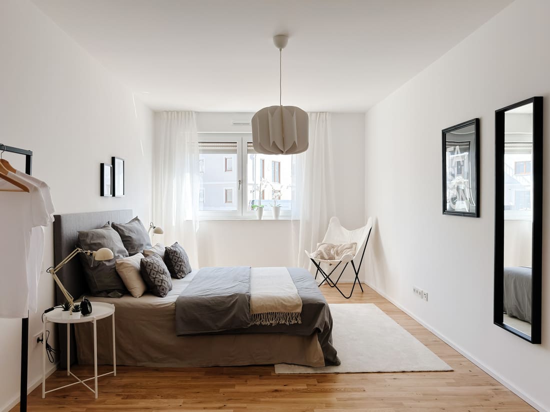 Gestagtes Schlafzimmer in der Musterwohnung Rosenhöhe Offenbach mit stilvoller Einrichtung und wohnlicher Atmosphäre