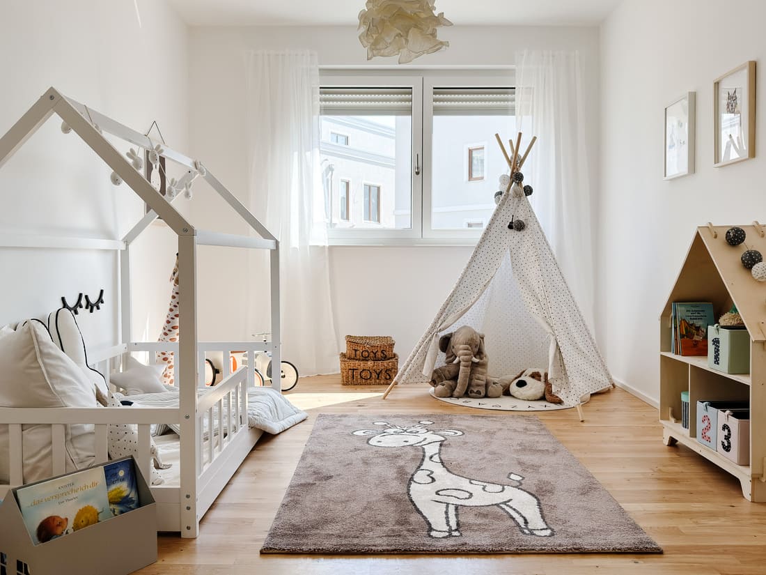 Gestagtes Kinderzimmer in der Musterwohnung Rosenhöhe Offenbach mit heller Einrichtung und familienfreundlicher Raumgestaltung