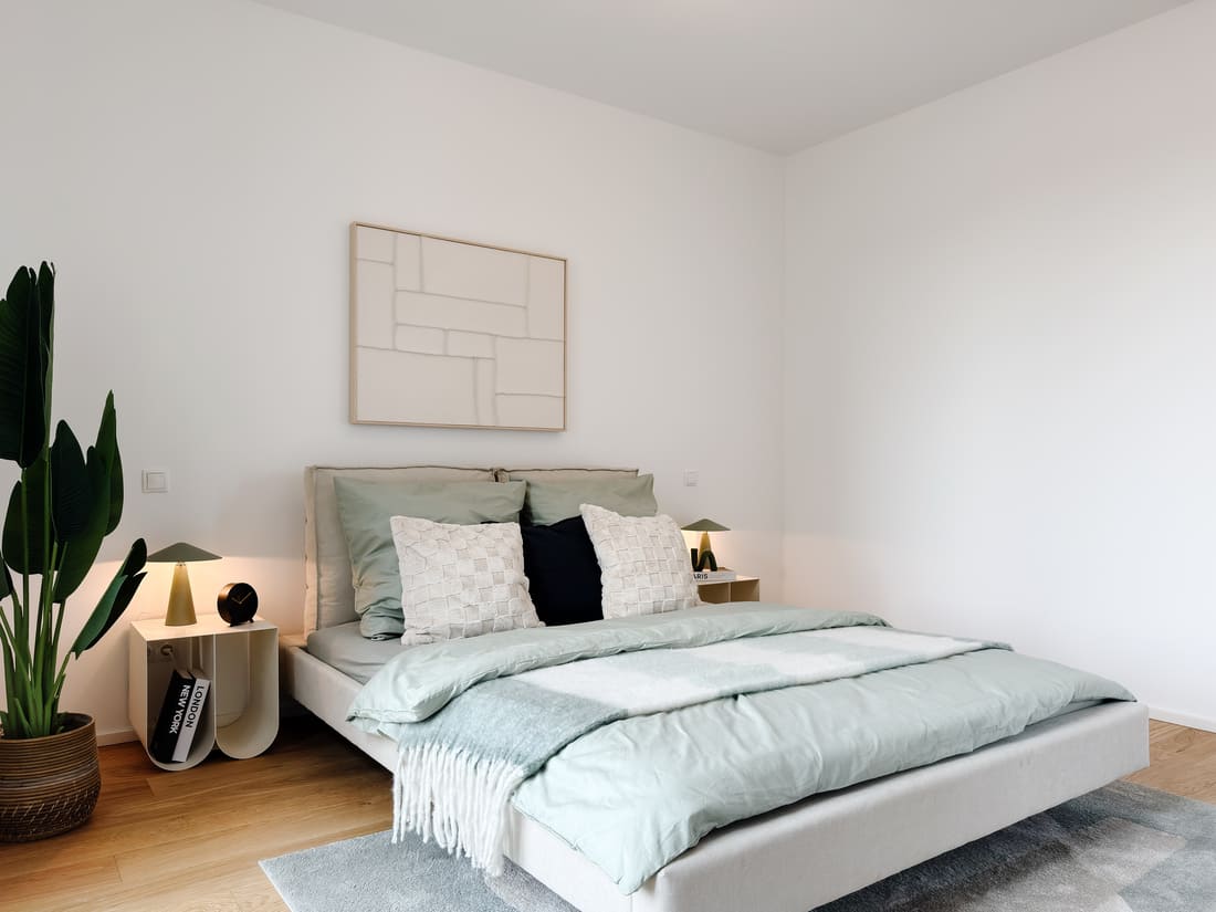 Elegant eingerichtetes Schlafzimmer mit Ankleide in einer exklusiven Penthouse-Musterwohnung in Eppelheim nach professionellem Home Staging durch Anja Krohnen Home Staging.
