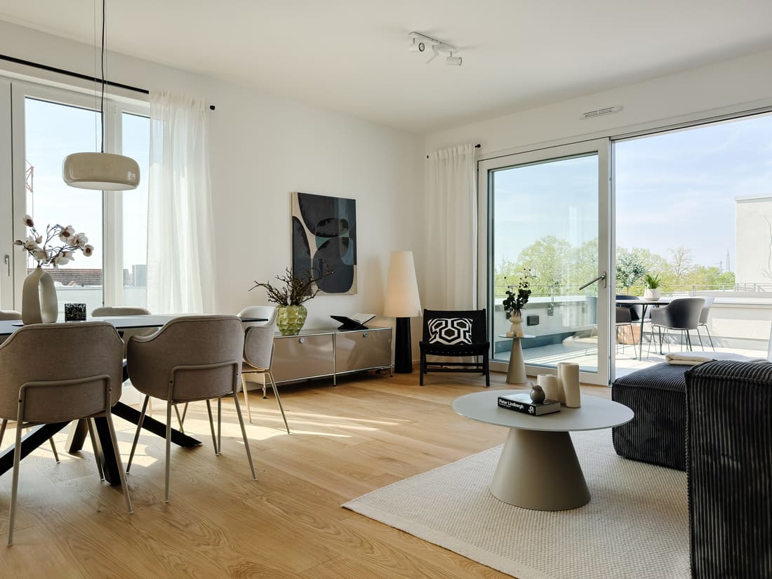 Offener Wohn-, Ess- und Küchenbereich einer exklusiven Penthouse-Musterwohnung in Eppelheim nach professionellem Home Staging durch Anja Krohnen Home Staging.