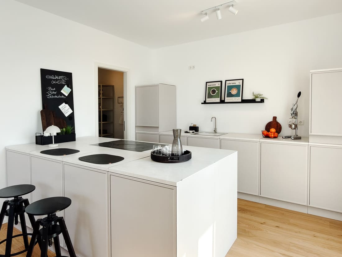 Realistische Cubiqz Küche mit echtem Wasserhahn in einer Penthouse-Musterwohnung in Eppelheim nach professionellem Home Staging durch Anja Krohnen Home Staging.