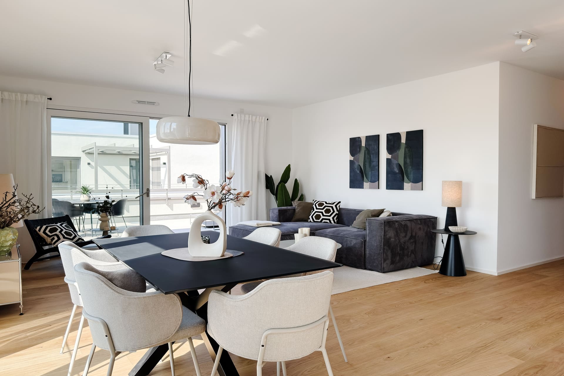 Elegant eingerichtetes Wohnzimmer einer Penthouse-Musterwohnung in Eppelheim nach professionellem Home Staging für einen Bauträger.