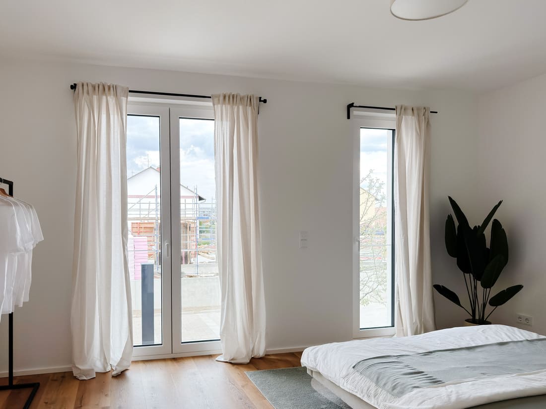 Stilvoll inszeniertes Schlafzimmer mit harmonischen Textilien und Accessoires in einer 3-Zimmer-Musterwohnung in Brühl bei Mannheim durch Anja Krohnen Home Staging.