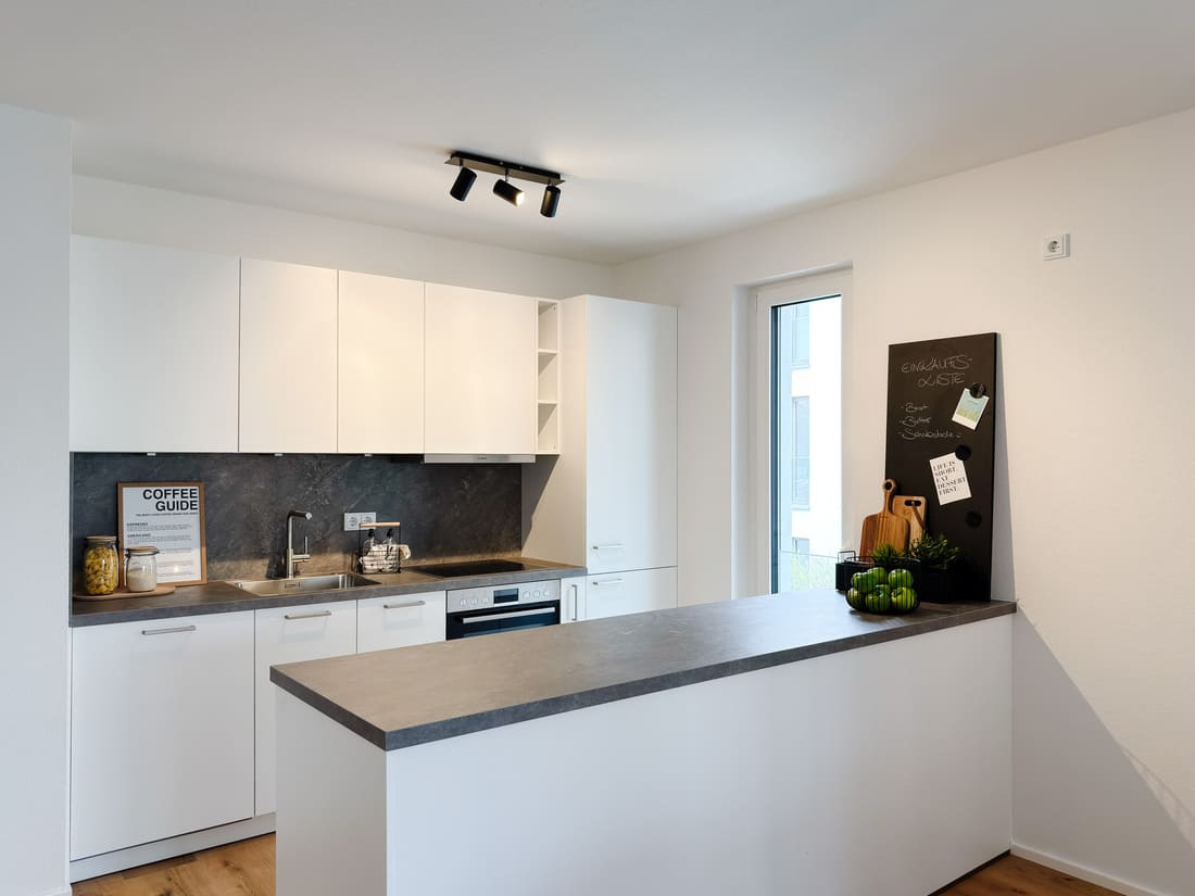 Modern inszenierte Küche einer 3-Zimmer-Musterwohnung eines Bauträgers in Brühl bei Mannheim nach professionellem Home Staging durch Anja Krohnen Home Staging.